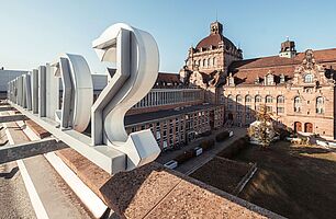 Man sieht das Staatstheater aus der Vogelperspektive.
